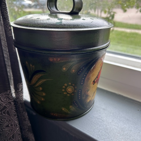 Vintage Green and Red Decorative Tin - Picture 5 of 7